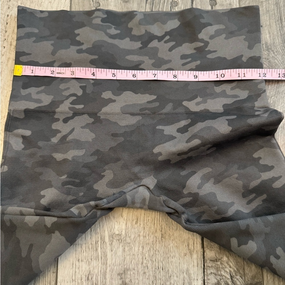 Spanx Womens Leggings Medium Gray Camo Look At Me Now Cropped Length - Picture 6 of 8